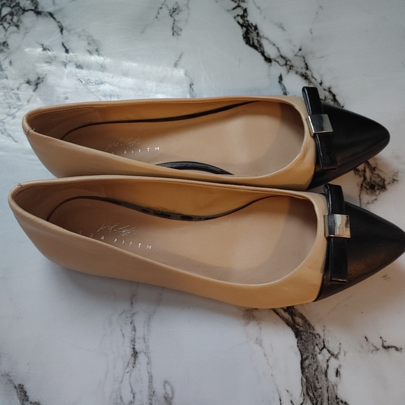 Lord & Taylor 424 FIFTH tan and black leather flats w/ silver bow detail, SZ 5.5 - Picture 2 of 9